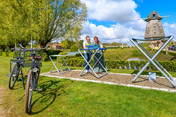 Radfahrer rasten am Maas-Kunstwerk in der Gemeinde Venray