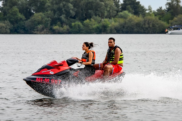 Woman and man cruise the Maasplassen on a jet ski 