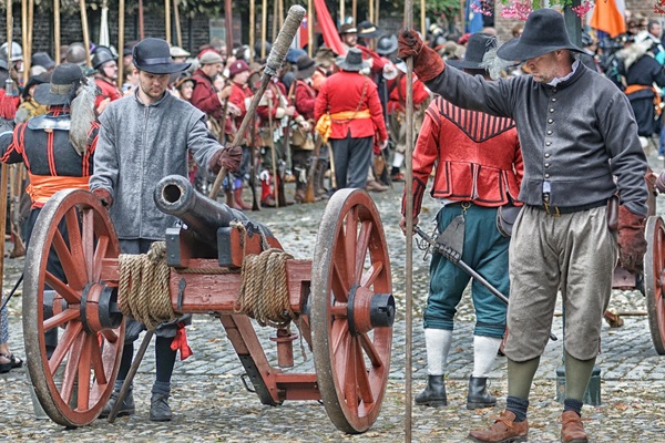 Mannen schieten een kanon af tijdens het evenement de Slag om Stevensweert