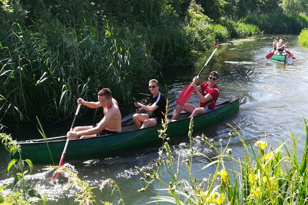 Jongens kanoën op de Groote Molenbeek
