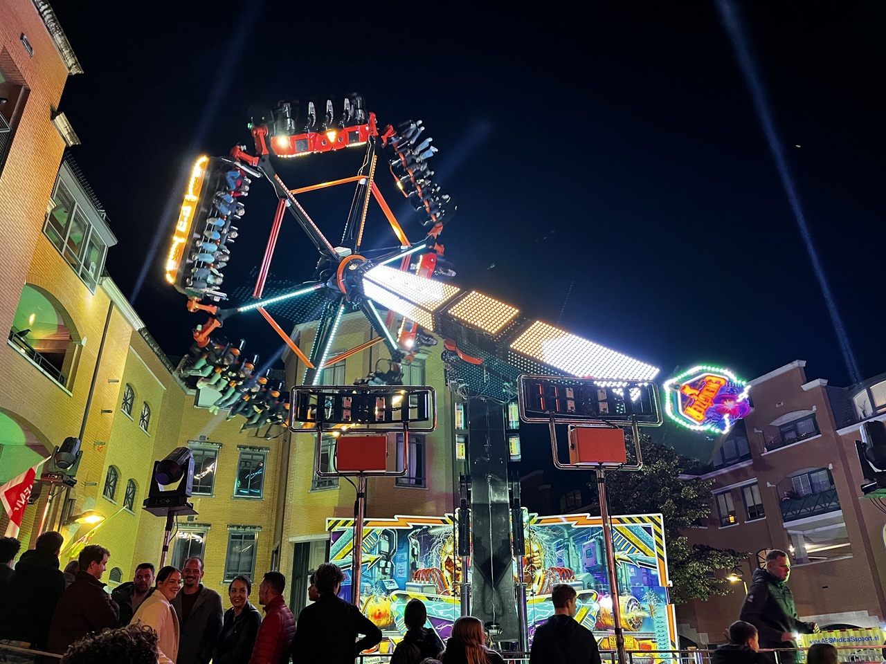 Kermis attractie Weert in avond uren 10.000 stappen vol kermisplezier 