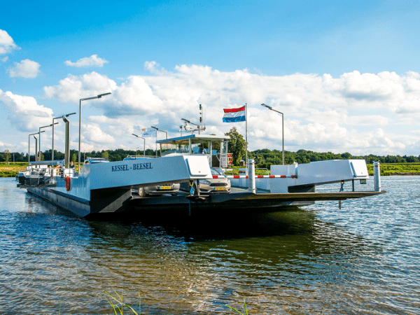 Het veerpont dat je oversteekt tijdens de fietsroute Rondje met het pontje Heldense Bossen
