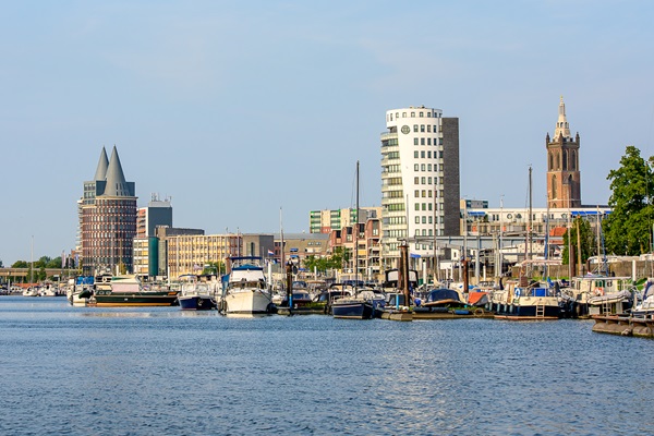 Jachthaven en de skyline van Roermond