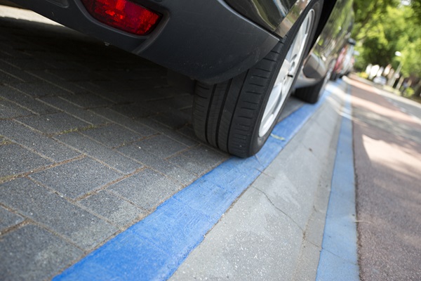 Auto staat met de band net op de blauwe lijn geparkeerd in Venray