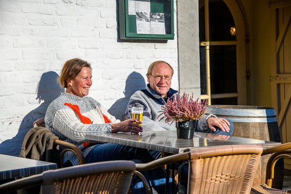 Man en vrouw genieten van een drankje op een terras in Thorn