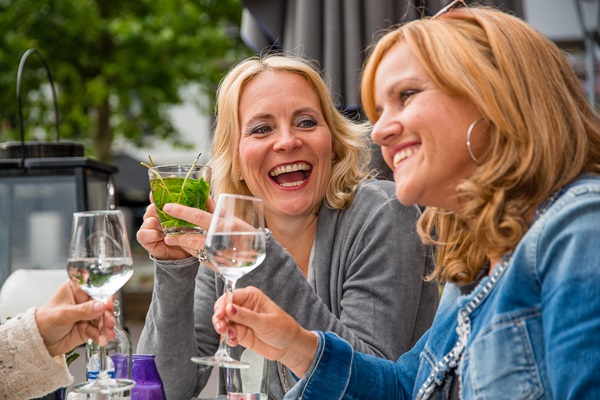 Frauen trinken auf der Terrasse