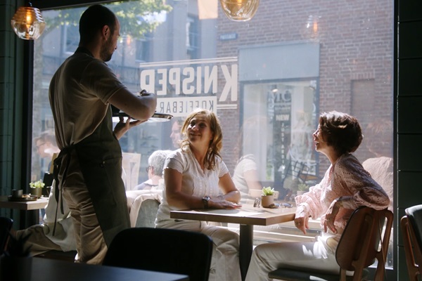 Waiter brings drinks to two ladies at Coffee Bar Knisper