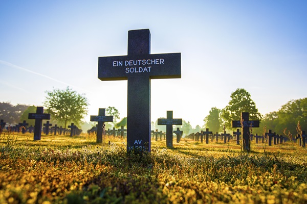 Het kruis van een begraafplaats waar een Duitse soldaat begraven ligt.