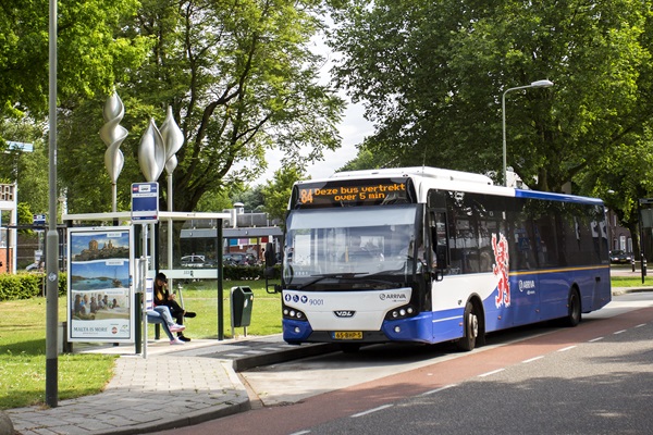 Bus an einer Bushaltestelle in Venray