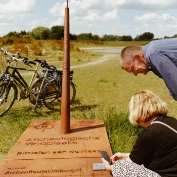 Vrouw scant de code van de Archeo Route Limburg