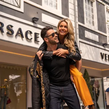 Cute koppel bij Designer Outlet Roermond